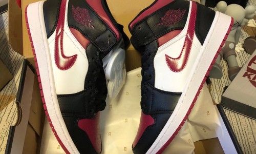 Air Jordan 1 Mid 'Bred Toe' 554724-066 Kickbulk Sneaker Camera photos shoes retail wholesale