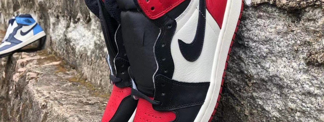 Air Jordan 1 Retro High OG Red/Black/White 'Bred Toe' 555088-610 Kickbulk Sneaker outdoor Camera Photos