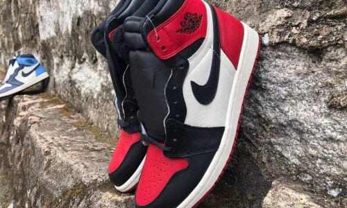 Air Jordan 1 Retro High OG Red/Black/White 'Bred Toe' 555088-610 Kickbulk Sneaker outdoor Camera Photos